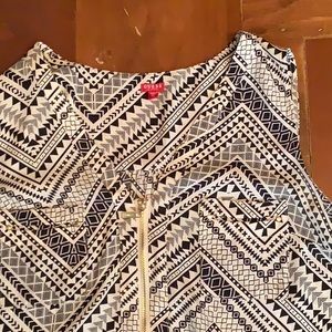 Guess Women’s top black/white geometric tanktop XL